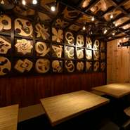 江戸火消しをテーマにした凝った店内で各種手作り餃子や熊本県産馬刺し等、税込2,178円～6,050円まで数多くのコースをご用意しております。歓送迎会で心置きなくワイワイお楽しみ頂けます。