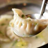 女子会におススメの餃子は3種類。「濃厚白湯炊き餃子」「チーズタッカルビ餃子」「トマトとチーズの水餃子」ぜひ名物焼き餃子と一緒にコチラのおススメも召し上がってみてください。