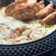 甘辛く味付けされた野菜と肉汁餃子をトロトロのチーズに絡めて食べる！話題の韓国グルメ！！締めはリゾットでお楽しみください！！