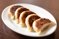 『肉汁が大変お熱くなっております 駆け込み餃子は危険です』レンゲに載せて美味しい肉汁を吸うようにお召し上がりください。