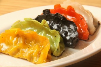 5種類の餃子を1皿で楽しめる、当店自慢のオリジナル餃子「江戸五輪餃子（駆け込みレインボー餃子）」