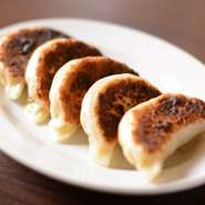 『肉汁が大変お熱くなっております 駆け込み餃子は危険です』レンゲに載せて美味しい肉汁を吸うようにお召し上がりください。
4ヶ418円
10ヶ935円
20ヶ1782円