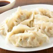 『肉汁が大変お熱くなっております 駆け込み餃子は危険です』レンゲに載せて美味しい肉汁を吸うようにお召し上がりください。茹で上げられた餃子は皮はモチモチ、トゥルンとした食感でさっぱりとした味わいです。