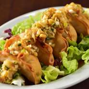 普通の揚げ餃子とはひとあじもふたあじも違います！カリっと揚がった餃子の中身は肉汁で溢れています『肉汁が大変お熱くなっております 駆け込み餃子は危険です』