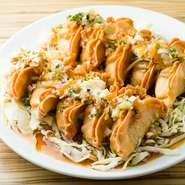 普通の揚げ餃子とはひとあじもふたあじも違います！カリっと揚がった餃子の中身は肉汁で溢れています。『肉汁が大変お熱くなっております 駆け込み餃子は危険です』