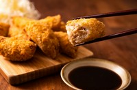 駆け込み餃子にパン粉をつけてカリッと揚げました！まるでメンチカツの様な食感に、溢れる肉汁！ボリューム満点の逸品です。『肉汁が大変お熱くなっております 駆け込み餃子は危険です』