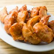 普通の揚げ餃子とはひとあじもふたあじも違います！独特の食感と、しっかりとした味がついているのでそのままでも美味しくいただけます。『肉汁が大変お熱くなっております 駆け込み餃子は危険です』