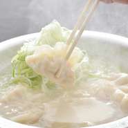 炊き餃子は、スープに7時間掛けて抽出された名古屋コーチン鶏ガラスープを使用。厚めに作られた餃子の皮は、炊きあげられると自ずともちもちとした食感になり、魚介だしと豚挽肉を練りこんだ餡はジューシー！