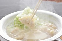 餃子を炊きあげた乳白のコーチンスープで食べる雑炊は最高におすすめ！名古屋コーチンの鶏を7時間煮込んだスープは、先にコラーゲンから感じる旨味に、後から鶏ガラのコク。最後の一滴まで美味しく駆け込むべし！