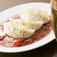 トマトソースとチーズでイタリアンな感じに楽しむ餃子もまた美味！ワインが飲みたくなります。
『肉汁が大変お熱くなっております 駆け込み餃子は危険です』