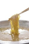 餃子を炊きあげた乳白のコーチンスープで食べる雑炊は最高におすすめ！名古屋コーチンの鶏を7時間煮込んだスープは、先にコラーゲンから感じる旨味に、後から鶏ガラのコク。最後の一滴まで美味しく駆け込むべし！