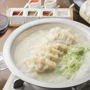 炊き餃子は、スープに7時間掛けて抽出された名古屋コーチン鶏ガラスープを使用。厚めに作られた餃子の皮は、炊きあげられると自ずともちもちとした食感になり、魚介だしと豚挽肉を練りこんだ餡はジューシー！