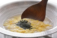 餃子を炊き上げたスープを使用して作る雑炊は、旨味とコクが凝縮されています。最後の一滴、最後の一粒まで美味しく駆け込んで！