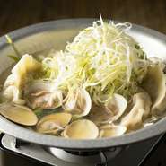 こだわりスープの餃子！！あさりの出汁の中に、あおさの風味が効いた
ツルツルモチモチな食感の餃子がたっぷり入っていて美味しいです！！