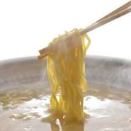 餃子を炊きあげた乳白のコーチンスープで食べる雑炊は最高におすすめ！名古屋コーチンの鶏を7時間煮込んだスープは、先にコラーゲンから感じる旨味に、後から鶏ガラのコク。最後の一滴まで美味しく駆け込むべし！