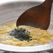 餃子を炊き上げたスープを使用して作る雑炊は、旨味とコクが凝縮されています。最後の一滴、最後の一粒まで美味しく駆け込んで！