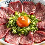 馬刺しの中でも最上級ランクの柔らかく大トロのようなあまみを感じる馬刺しを大判に盛られた極上馬刺しのお肉を贅沢に溶き玉子に潜らせて、特製の甘露たまり醤油と薬味で召し上がるすき焼きスタイルのユッケです。