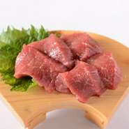 馬刺しの美味しさが最も味わえる部位は赤身！！味はあっさりとしているのに、奥深い旨みが凝縮されているといった感じで、とても柔かいです。