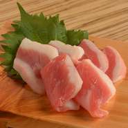 ふたえごとは、馬のあばら部分の3層肉。 歯ごたえのあるコリコリとした食感。溢れ出す旨味が人気です。