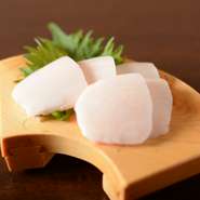 馬にしかないタテガミの下の部分の希少部位です。コリコリした食感で、脂身はとてもあっさりしていて甘みがあります。