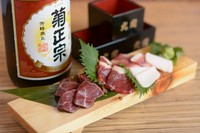 新鮮な馬刺しを盛り合わせました。※内容はスタッフまでお尋ねください