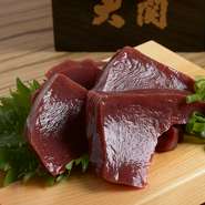 脂肪が少なくあっさりとした淡白な味わいが特徴です。コリコリとした食感で、レバーと同じように、塩とごま油でいただくと非常に美味しいです。