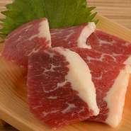 鮮やかな桜色の霜降り（脂）は甘みがあり、口の中の温かさで溶けるほどの柔らかさです。