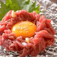 新鮮な馬肉をユッケにしました。玉子と良く混ぜてお召し上がりください。