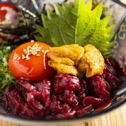 新鮮な馬肉をユッケにしました。極上雲丹と玉子と良く混ぜてお召し上がりください。