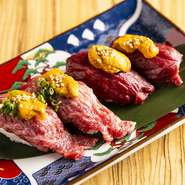 雲丹と肉寿司
鮮やかな桜色の霜降りは柔らかく甘みがあります。こちらも人気の一品です。