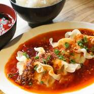 チリソース餃子・わかめスープ・お新香・ご飯