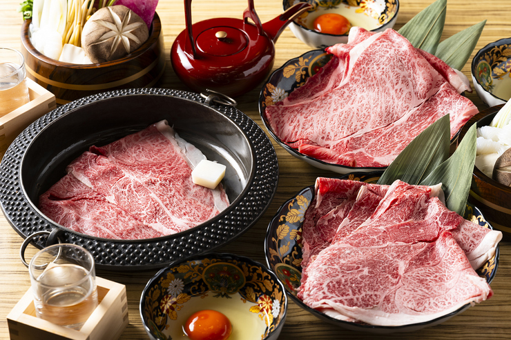 คอร์ส สุกี้ยากี้ญี่ปุ่น บุฟเฟต์ พร้อมเนื้อคุโรเกะวากิวที่คัดสรรมาอย่างดี (เนื้อคุโรคาเบะ) [8,910 เยน (ไม่รวมภาษี)]