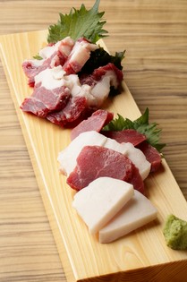 直接熊本に出向いて探し回った、鮮度抜群のこだわりの馬刺し