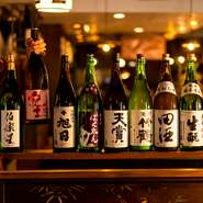 お酒は希少品・限定品などを中心に品ぞろえし、季節ごとに入れ替わります。スタッフの多くが利酒師の資格保有者です。お客様の好みに合う日本酒の銘柄、お料理との相性など、お気軽にご相談ください。