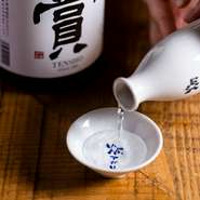 店名の【燗アガリ】とは、お燗をすることによって日本酒の旨みがさらに引き出されることをいいます。当店ではお燗専用の「燗銅壺（かんどうこ）」を使い、お酒の銘柄ごとに最適な温度に燗をしてご提供します。