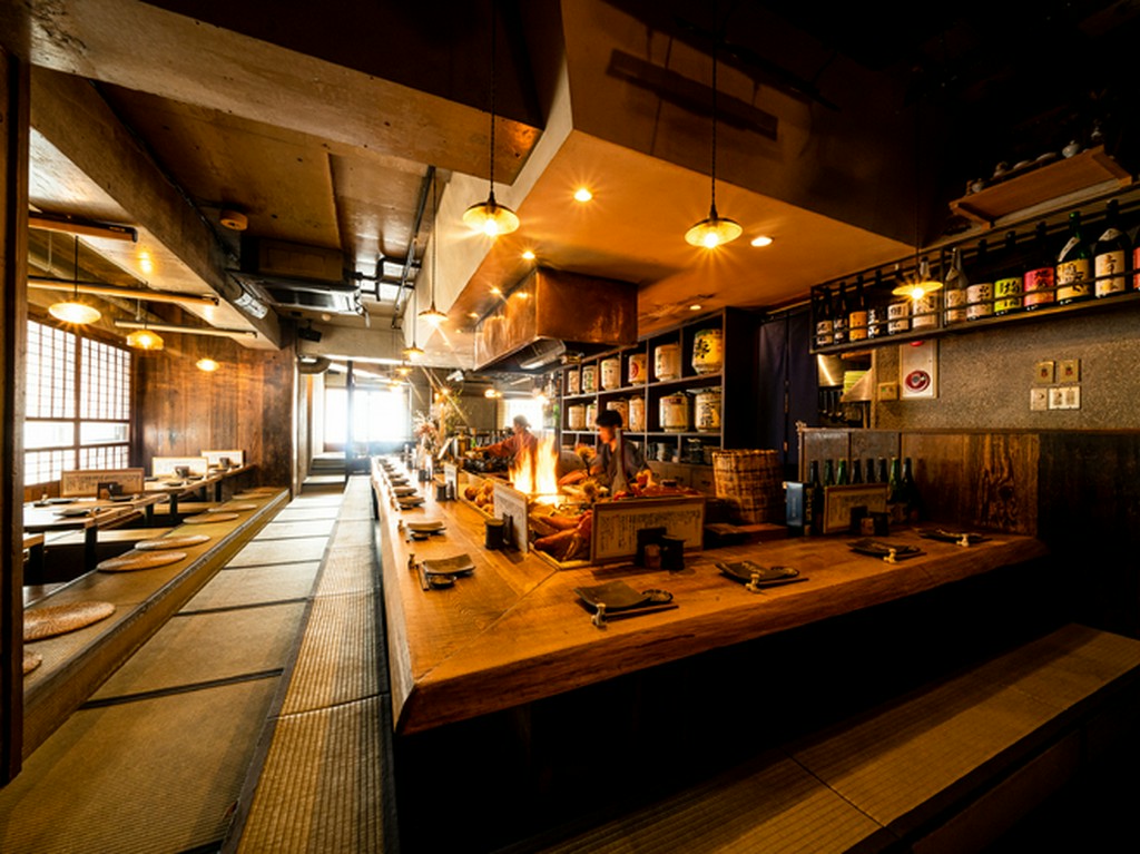 こだわりの古家具や調度の趣ある空間で、日本酒のおもてなしを