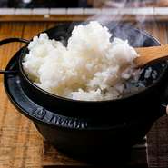 群馬県みなかみ産『本多義光氏の炊きたて鉄釜コシヒカリ』は、【燗アガリ】が契約して取り寄せている限定のお米です。日本各地の品評会で優勝多数のお米を鉄釜で炊き上げたご飯が絶品です。