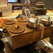 ぬる燗の専門店！　ぬる燗や熱燗などお燗に合うタイプの日本酒を20種以上ご用意しております。専用の錫のチロリで特注の燗銅壷でつけるぬる燗はたまりません！