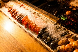 市場にも足を運び、毎朝仕入れている魚介類