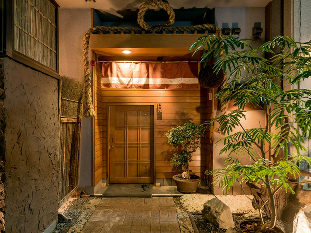 看板なしで、外から店内が見えない、完全予約制の大人の隠れ家