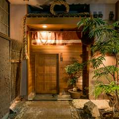 看板なしで、外から店内が見えない、完全予約制の大人の隠れ家