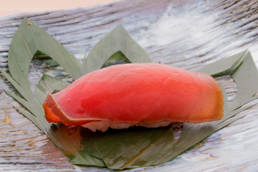 種類が豊富な沖縄産の　『マグロの漬け』は、見た目も舌も大満足