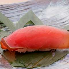 種類が豊富な沖縄産の　『マグロの漬け』は、見た目も舌も大満足