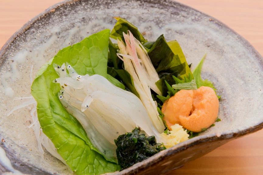 海の幸の素材そのものの味が堪能できる『白魚とウニの小鉢』