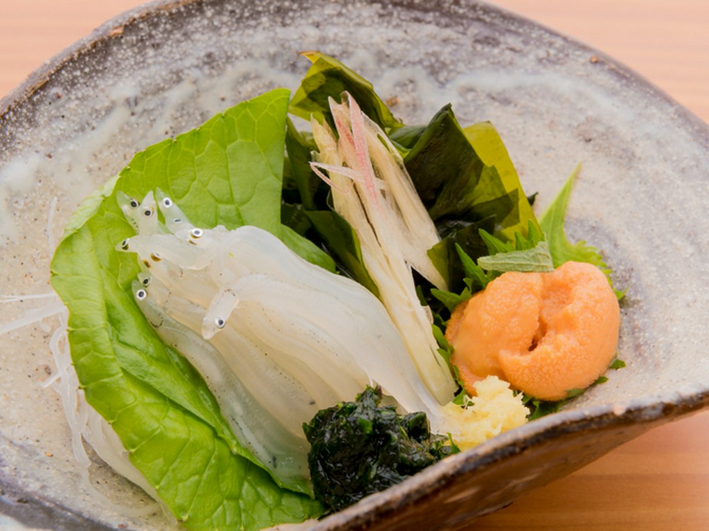海の幸の素材そのものの味が堪能できる『白魚とウニの小鉢』
