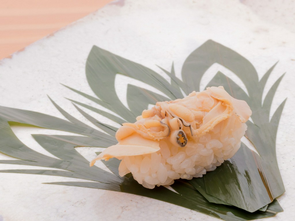 だし汁で煮て、一晩寝かした桑名の『はまぐり』は、小ぶりで美味