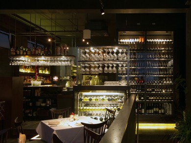 ワインは気軽に飲めるグラスからプレミアムな一本まで