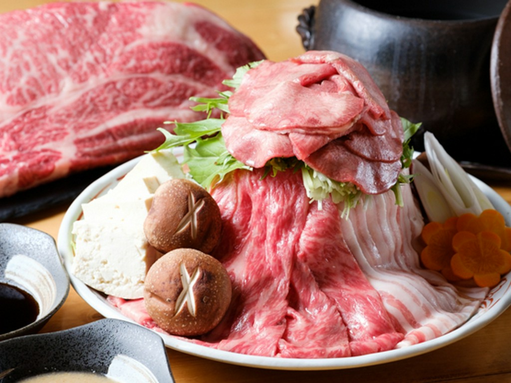 国産霜降り牛＆鹿児島県産黒豚＆国産地鶏とこだわりの食材