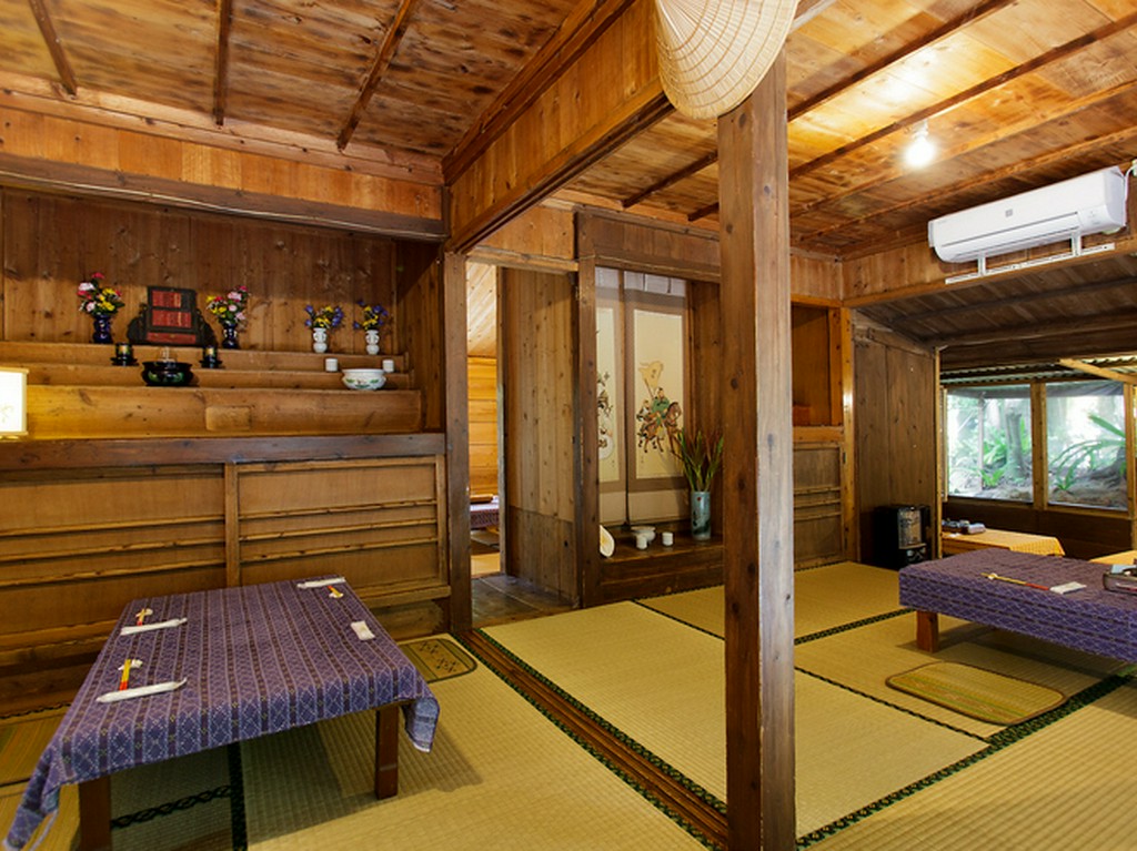 やんばるの暮らしを感じる古民家で食事を