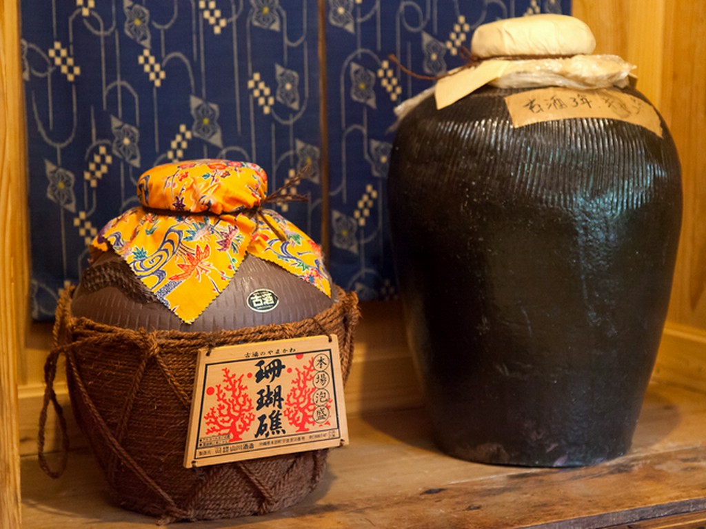 沖縄料理に華を添えるのは、年代物の古酒（クース）の数々